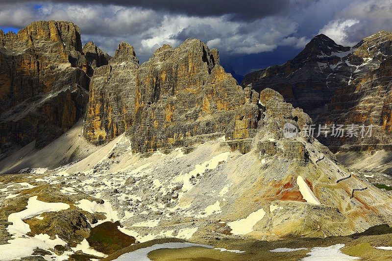 Cinque Torri 全景金色日落，Lagazuoi，白云岩，意大利蒂罗尔阿尔卑斯山